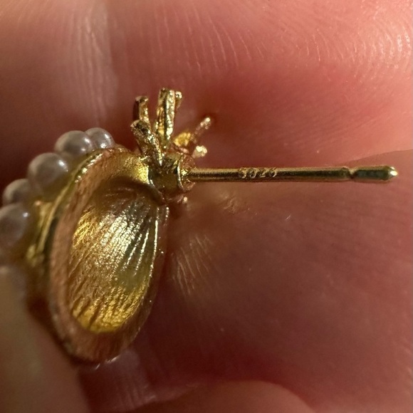 Cute gold tone and faux pearl pineapple earring - Picture 4 of 4